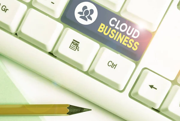 Pisanie notatki pokazującej Cloud Business. Business photo showcasing computing, który opiera się na wspólnych zasobów obliczeniowych. — Zdjęcie stockowe