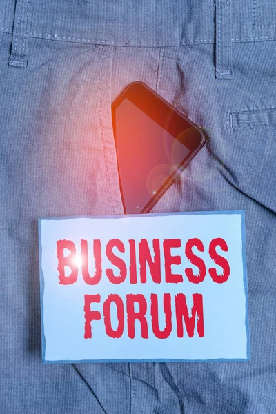 Scrittura di testi a mano Business Forum. Concetto che significa luogo in cui mostrare le idee di scambio e discutere le questioni dispositivo Smartphone all'interno formale pantaloni da lavoro tasca frontale vicino alla carta nota . — Foto Stock