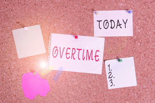 Überstunden beim Textschreiben. Geschäftskonzept für Zeit oder Arbeitsstunden zusätzlich zu den regulären Arbeitszeiten Korkboard Farbe Größe Papier Nadel Thumbtack Heftblatt Plakatwand Pinnwand. — Stockfoto