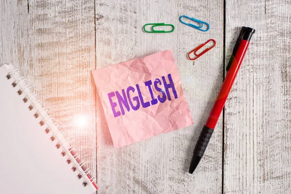 Word Writing Text Englisch. Businesskonzept im Zusammenhang mit England zeigt Sprachkultur britische Literatur Klasse Faltenpapier und Notizbuch plus Schreibwaren über Holzgrund platziert. — Stockfoto