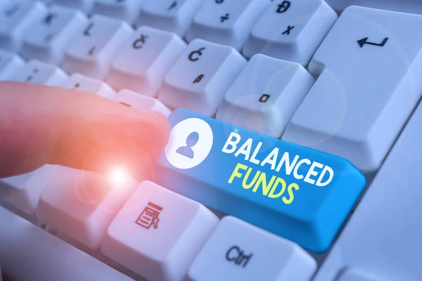 Escritura a mano de texto Fondos equilibrados. Concepto que significa fondo de inversión híbrido que combina diferentes valores . — Foto de Stock