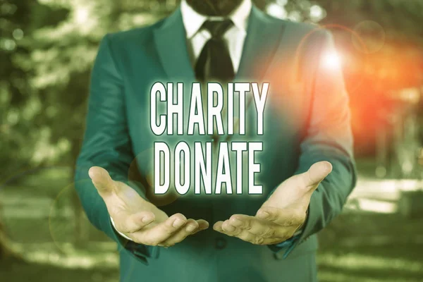 Tekst: Charity Donate. Forretningskonsept for gave fra en person til en non-profit organisasjon Man med åpnede hender står i suite. Konsept med kopiplass og mann . – stockfoto