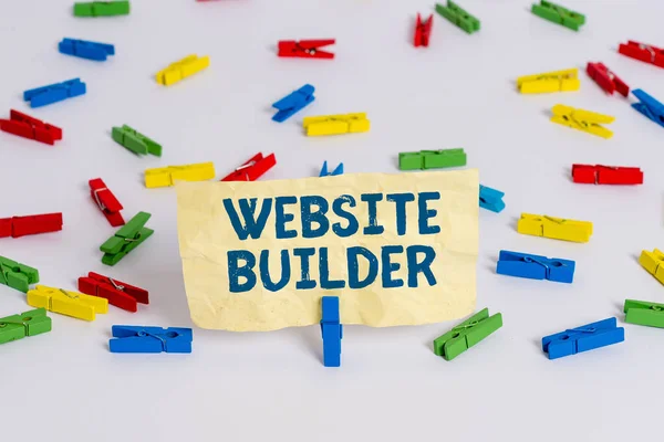 Scrittura di testi a mano Website Builder. Concetto significa costruzione di siti web senza modifica del codice analitico Carte colorate molletta vuoto promemoria pavimento bianco fondo ufficio . — Foto Stock