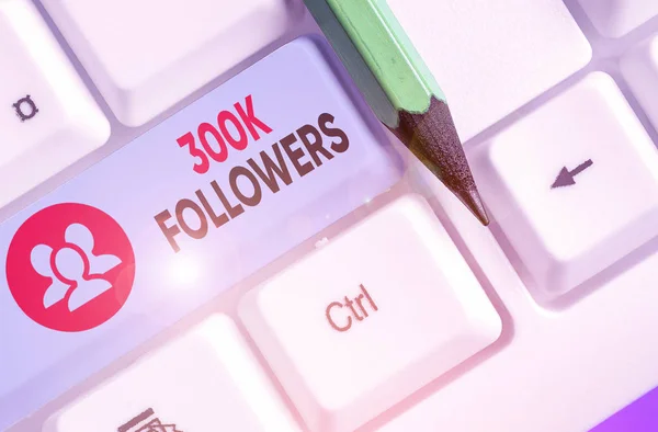 Testi scritti a mano 300K seguaci. Concetto che significa numero di persone che seguono qualcuno su Instagram . — Foto Stock