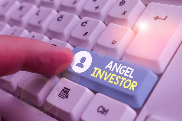 Scrittura di testi a mano Angel Investor. Concetto che significa alto patrimonio netto individuo che fornisce sostegno finanziario . — Foto Stock