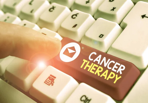 Текстовый знак, показывающий лечение рака. Концептуальное фотолечение рака у пациента часто с помощью операции . — стоковое фото