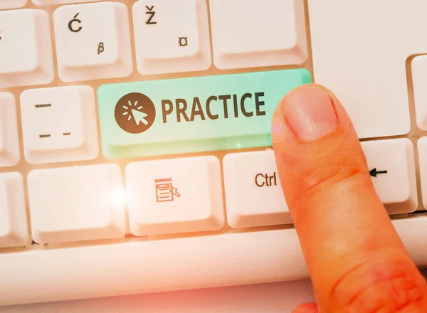 Textpraxis beim Wortschreiben. Geschäftskonzept für die tatsächliche Anwendung oder Anwendung eines Ideenglaubens oder einer Methode. — Stockfoto