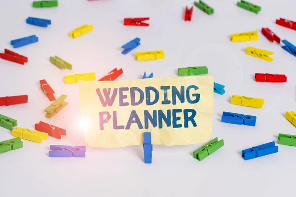 Scrivere testi a mano Wedding Planner. Concetto significa qualcuno che pianifica e organizza matrimoni come professione Carte colorate molletta vuoto promemoria pavimento bianco fondo ufficio . — Foto Stock