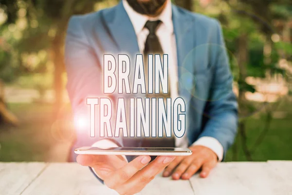 "Conceptual hand writing showing Brain Training". Photo d'affaires montrant des activités mentales pour maintenir ou améliorer les capacités cognitives Homme d'affaires avec téléphone portable à la main . — Photo
