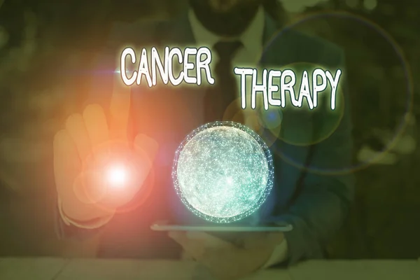 Textschild mit Krebstherapie. konzeptionelle Foto-Behandlung von Krebs bei einem Patienten oft mit chirurgischen Elementen dieses Bildes von nasa geliefert. — Stockfoto