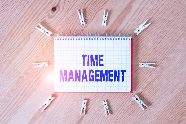 Handskrift text skriva Time Management. Begreppet innebär förmågan att använda en gång effektivt eller produktivt Färgade klädnypor tomma påminnelse trägolv bakgrund kontor. — Stockfoto