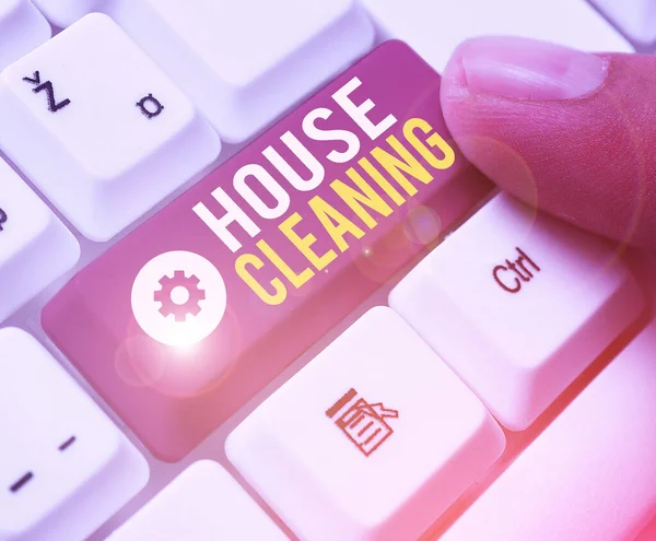 Escribiendo nota mostrando limpieza de la casa. Foto comercial que muestra la acción o el proceso de limpieza del interior de la casa o plana . —  Fotos de Stock