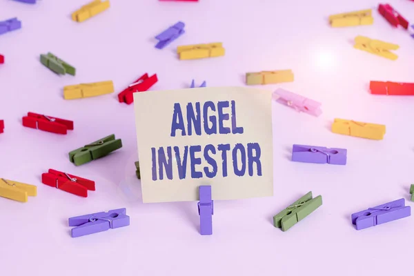 Parola scrittura testo Angel Investor. Business concept per l'individuo ad alto patrimonio netto che fornisce sostegno finanziario Carte colorate molletta vuoto promemoria pavimento bianco fondo ufficio . — Foto Stock