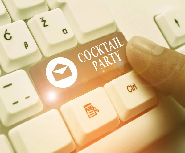 Ecriture conceptuelle montrant Cocktail Party. Photo d'affaires texte fête formelle avec des boissons alcoolisées généralement en début de soirée . — Photo
