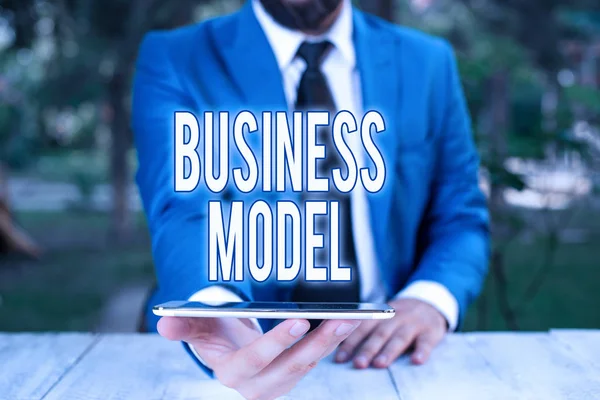 Conceptuele handschrift tonen Business Model. Bedrijfsfoto presentatie strategie die een bedrijf gebruikt om inkomsten of winst te genereren Zakenman met mobiele telefoon in zijn hand. — Stockfoto