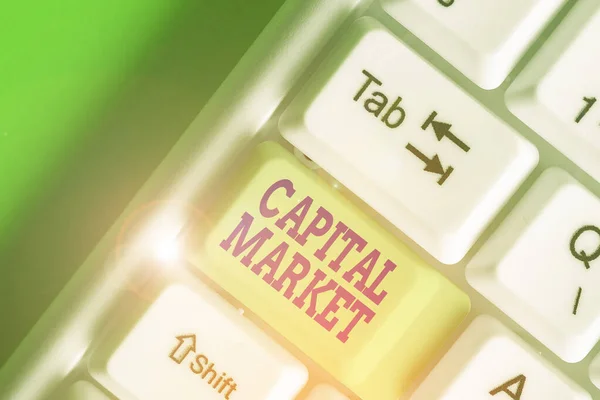 Escritura a mano conceptual que muestra el mercado de capitales. Foto de negocios que muestra los lugares donde se canalizan ahorros e inversiones . — Foto de Stock