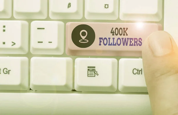 Scrittura concettuale a mano che mostra 400K seguaci. Foto aziendale che mostra il numero di persone che seguono qualcuno su Instagram . — Foto Stock