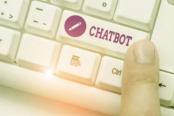 Handschrift tekst Chatbot. Concept betekent een soort computerprogramma dat menselijke conversatie simuleert. — Stockfoto
