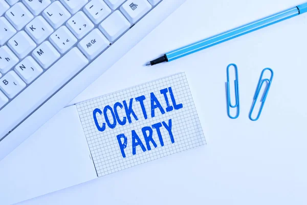 Konzeptionelle Handschrift, die Cocktailparty zeigt. Business Foto Text formale Party mit alkoholischen Getränken in der Regel am frühen Abend weiße PC-Tastatur mit Büroklammer über weißem Hintergrund. — Stockfoto