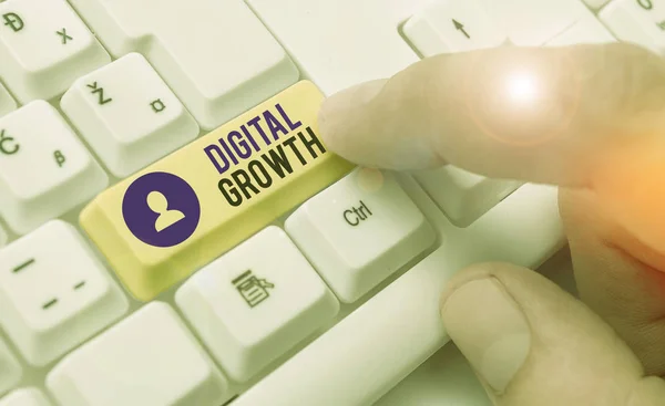 Schreibnotiz, die digitales Wachstum zeigt. Business-Foto zeigt den Einsatz digitaler Technologie zur Lösung traditioneller Probleme. — Stockfoto