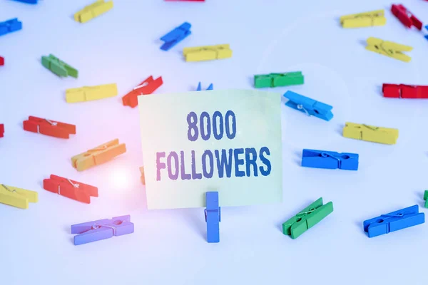 Parola di scrittura del testo 8000 Seguaci. Concetto di business per numero di persone che segue qualcuno in Instagram Carte colorate clothespin vuoto promemoria pavimento bianco fondo ufficio . — Foto Stock