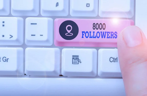 Ecriture conceptuelle montrant 8000 abonnés. Photo d'affaires montrant le nombre de personnes qui suivent quelqu'un sur Instagram . — Photo