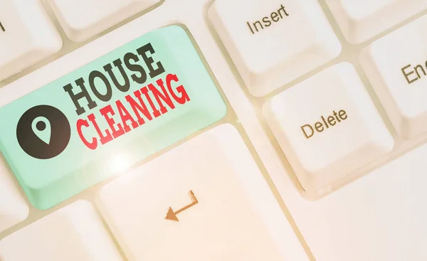 Текстовый знак, показывающий уборку дома. Концептуальная фотография действия или процесса очистки внутри дома или квартиры . — стоковое фото
