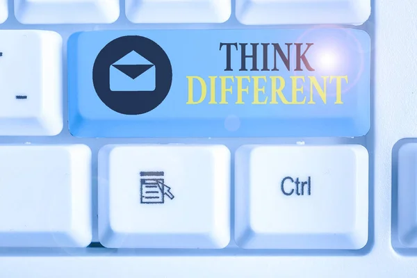 Conceptueel handschrift dat Think Different laat zien. Zakelijke foto presentatie ongebruikelijke methode of praktijk die het tonen van het gebruik om te denken. — Stockfoto