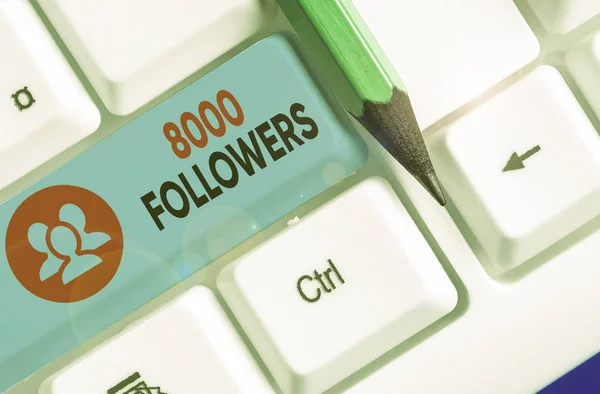 Testo scritto a mano 8000 seguaci. Concetto che significa numero di persone che seguono qualcuno su Instagram . — Foto Stock