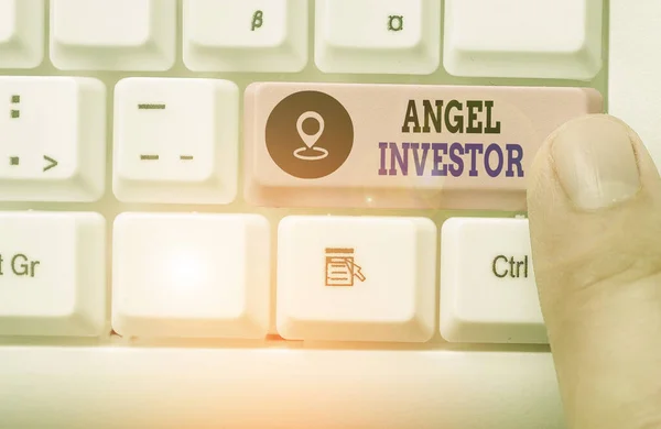 Scrittura concettuale a mano che mostra Angel Investor. Foto d'affari che mostrano alto patrimonio netto individuo che fornisce sostegno finanziario . — Foto Stock