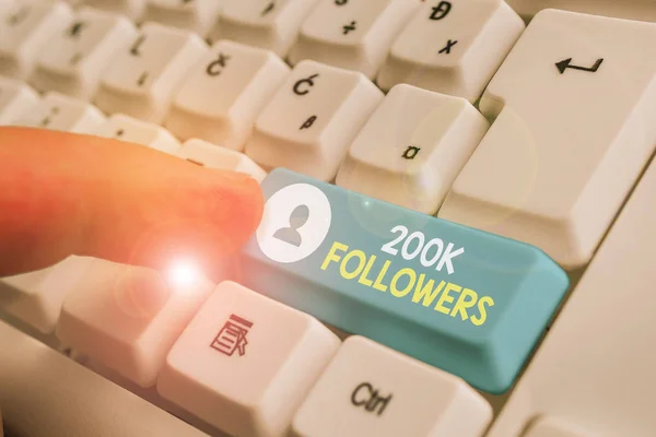 Écriture manuscrite de texte 200K abonnés. Concept signifiant le nombre d'individus qui suivent quelqu'un sur Instagram . — Photo