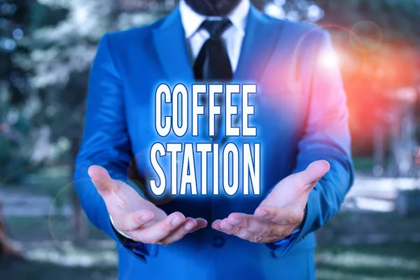 Palavra escrita texto Coffee Station. Conceito de negócio para um pequeno restaurante informal onde são servidas bebidas quentes Man with open hands stands in suite. Conceito com espaço de cópia e homem . — Fotografia de Stock