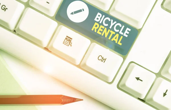 자전거 렌터카를 보여 주는 개념적 손 글씨. 관광객이나 여행자들에게 자전거를 빌려 주는 사업을 보여 주는 사업 사진. — 스톡 사진