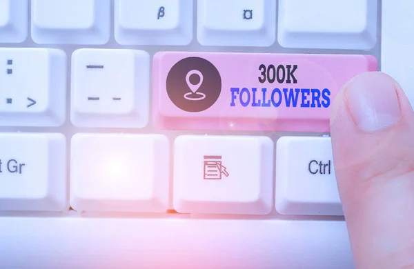 Écriture conceptuelle montrant 300K abonnés. Photo d'affaires montrant le nombre de personnes qui suivent quelqu'un sur Instagram . — Photo