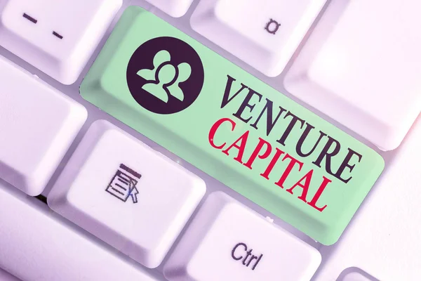 Слова пишуть Venture Capital. Концепція капіталу, вкладена в проект, в якому є ризик. — стокове фото