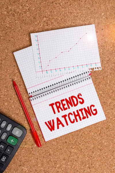A Trends Watching-ot ábrázoló jegyzetet. Üzleti fotó bemutatása változás vagy fejlesztés felé valami új vagy más íróasztal notebook papír iroda karton tanulmány kellékek chart. — Stock Fotó