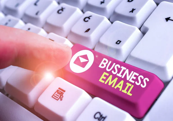 显示Business Email的文字签名。概念性的照片你特别为你的业务使用的电子邮件. — 图库照片