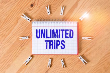 Sınırsız Seyahatler 'i yazan el yazısı. Konsept demek birkaç yolculuk ya da gezi demek. Özellikle zevk için. Renkli çamaşır mandalı kağıtları boş hatırlatıcı ahşap zemin ofis..