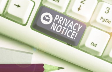 Mahremiyet Bildirisi 'ni gösteren bir not yazıyorum. İş fotoğrafı gösterimi, müşteriyi veya müşteriyi korumak için yasal bir gereksinimi karşılar.