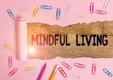 Mindful Living 'i gösteren metin işareti. Kavramsal fotoğraf. Hayata bir amaç katmak ve hedefler koymak. Sabit ve yırtık karton..