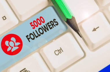 El yazısı metni 5000 takipçi. Instagram 'da birini takip eden bireylerin sayısı.
