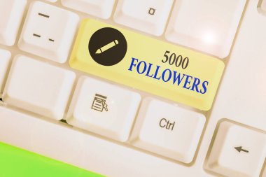 Kelime yazma metni 5000 takipçi. Instagram 'da birini takip eden kişi sayısı için iş kavramı.