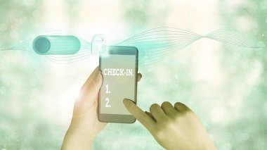 Check In 'i gösteren not yazılıyor. Bir havayolu şirketinin ya da otelin konuğu resmi olarak kaydettirdiği iş fotoğrafı gösterme prosedürü.
