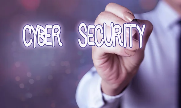 テキストを書くサイバーセキュリティ。サイバー攻撃からインターネット接続システムを保護するためのビジネスコンセプト. — ストック写真