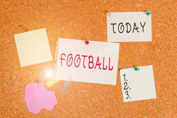 単語テキストサッカー。ボールキックを含むさまざまな形態のチームゲームのビジネスコンセプトコルクボードの色の紙ピンのサムネイルシートビルボード通知ボード. — ストック写真