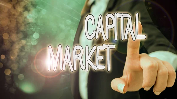 Signo de texto mostrando Mercado de Capitales. Foto conceptual de los lugares donde se canalizan ahorros e inversiones . — Foto de Stock