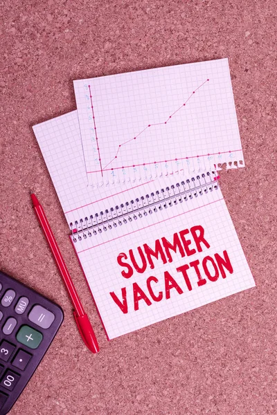 Píšu dopis ukazující letní prázdniny. Obchodní fotografie zobrazující dobu, kdy děti nechodí do školy v létě Psací stůl papír kancelář kartón studijní potřeby graf. — Stock fotografie