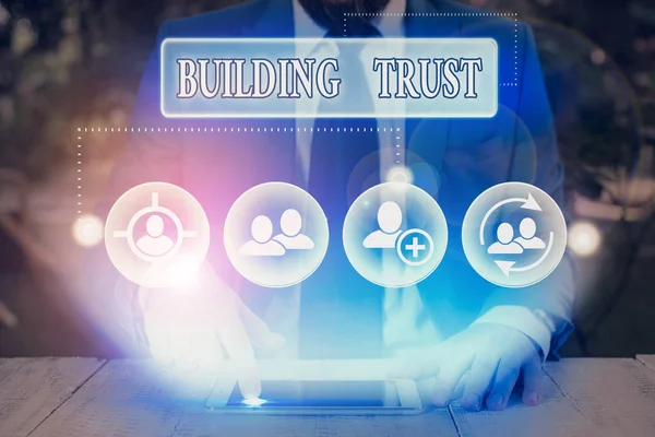 Word Γράφοντας κείμενο Building Trust. Επιχειρηματική έννοια για τη δραστηριότητα της αναδυόμενης εμπιστοσύνης μεταξύ της αποτελεσματικής επίδειξης εργασίας. — Φωτογραφία Αρχείου