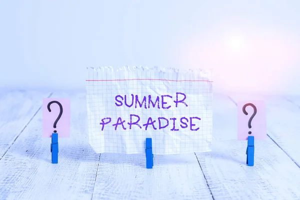 Conceptueel handschrift dat Summer Paradise toont. Zakelijke foto showcasing Breng vakantie in de een ideale of idyllische plaats of staat Crumbling blad met paperclips geplaatst op de houten tafel. — Stockfoto