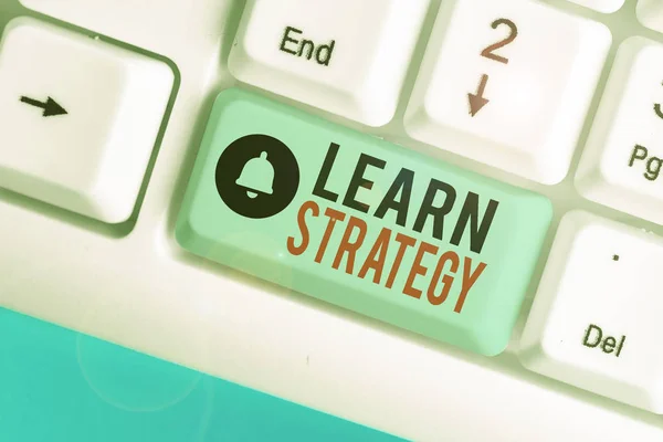 Sinal de texto mostrando Aprender estratégia. Forma conceitual de organizar e usar o conjunto de habilidades para aprender . — Fotografia de Stock